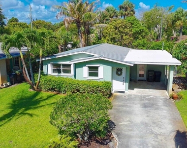 262 Se Monterey Avenue - Photo Thumbnail 2