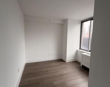 West 47th Street - Photo Thumbnail 17