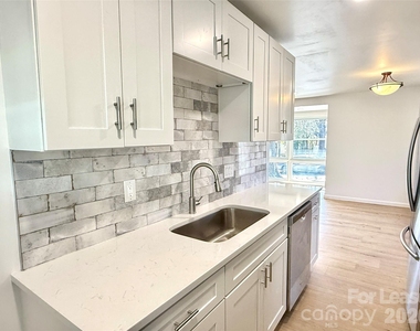 541 E Woodlawn Road - Photo Thumbnail 4