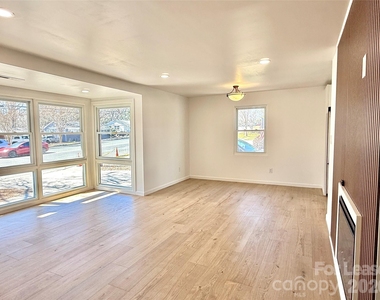 541 E Woodlawn Road - Photo Thumbnail 2