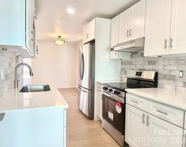541 E Woodlawn Road - Photo Thumbnail 3