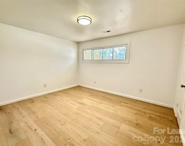 541 E Woodlawn Road - Photo Thumbnail 7