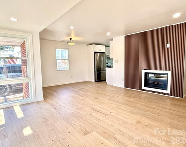 541 E Woodlawn Road - Photo Thumbnail 5