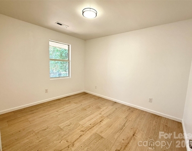 541 E Woodlawn Road - Photo Thumbnail 8