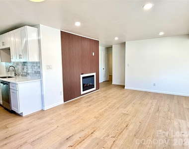 541 E Woodlawn Road - Photo Thumbnail 6