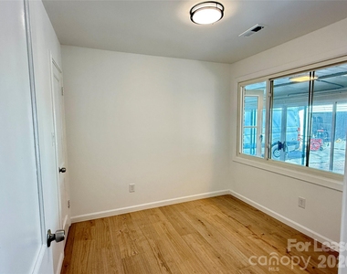 541 E Woodlawn Road - Photo Thumbnail 9