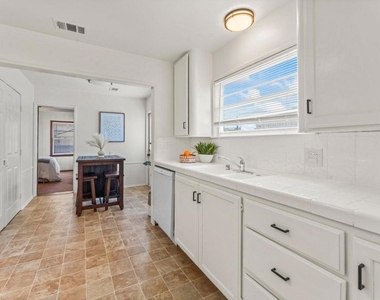 130 Virginia Drive - Photo Thumbnail 5