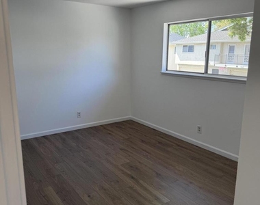 717 Halyard Street - Photo Thumbnail 4