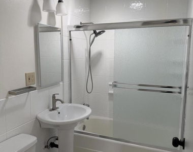 826 Camelia Drive - Photo Thumbnail 12