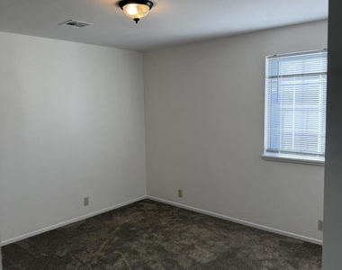 826 Camelia Drive - Photo Thumbnail 13