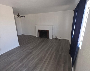512 1/2 E Street - Photo Thumbnail 2