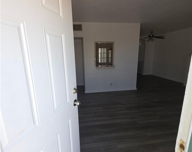 512 1/2 E Street - Photo Thumbnail 1