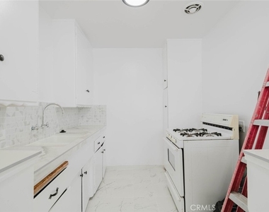 1217 N Kingsley Drive - Photo Thumbnail 9