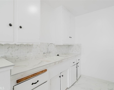 1217 N Kingsley Drive - Photo Thumbnail 8