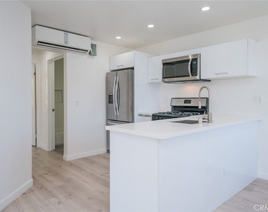 6745 Laurel Canyon - Photo Thumbnail 2