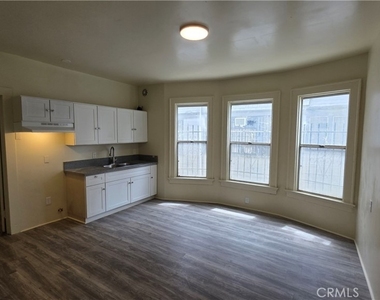 1021 W 25th Street - Photo Thumbnail 5
