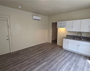 1021 W 25th Street - Photo Thumbnail 6
