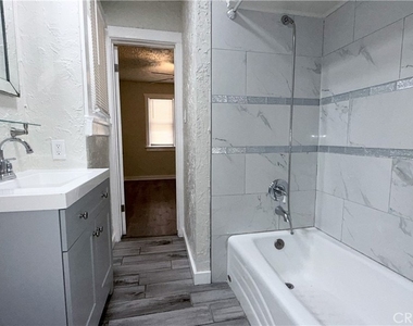 5023 Bakman Avenue - Photo Thumbnail 13