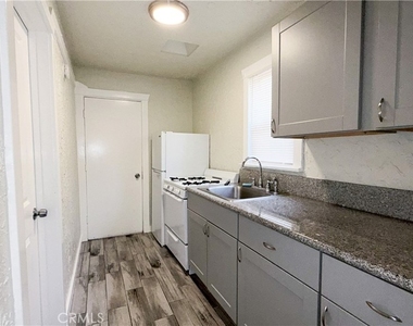 5023 Bakman Avenue - Photo Thumbnail 7