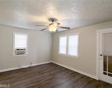 5023 Bakman Avenue - Photo Thumbnail 4
