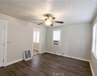 5023 Bakman Avenue - Photo Thumbnail 5