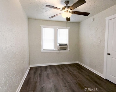 5023 Bakman Avenue - Photo Thumbnail 12