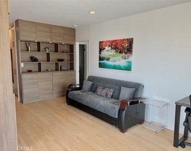 1649 Appian Way - Photo Thumbnail 4