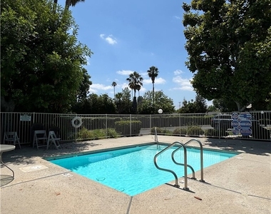 7025 Glade Ave - Photo Thumbnail 12