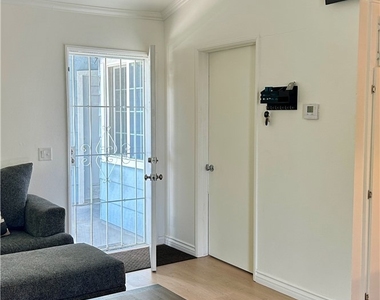 7025 Glade Ave - Photo Thumbnail 5