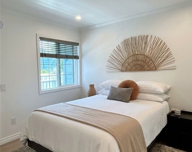 7025 Glade Ave - Photo Thumbnail 7