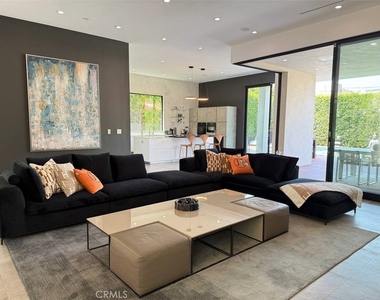 415 N Martel Avenue - Photo Thumbnail 4
