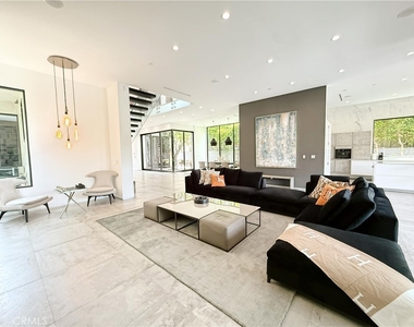415 N Martel Avenue - Photo Thumbnail 3