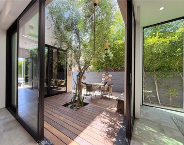 415 N Martel Avenue - Photo Thumbnail 7