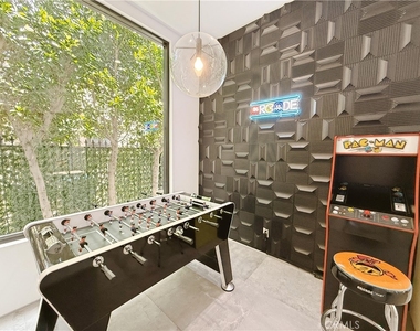 415 N Martel Avenue - Photo Thumbnail 9