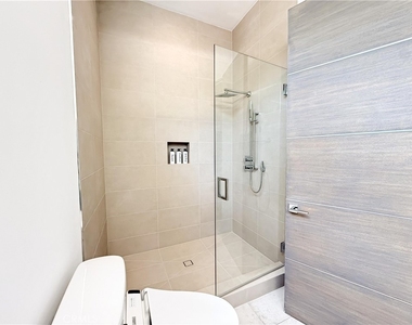 415 N Martel Avenue - Photo Thumbnail 14