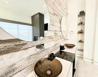 415 N Martel Avenue - Photo Thumbnail 23
