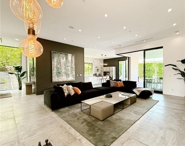 415 N Martel Avenue - Photo Thumbnail 2
