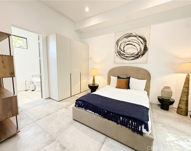 415 N Martel Avenue - Photo Thumbnail 12