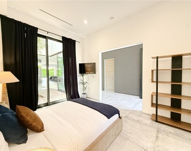 415 N Martel Avenue - Photo Thumbnail 13