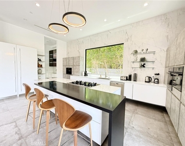 415 N Martel Avenue - Photo Thumbnail 11