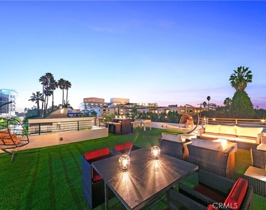 454 S Holt Avenue - Photo Thumbnail 16