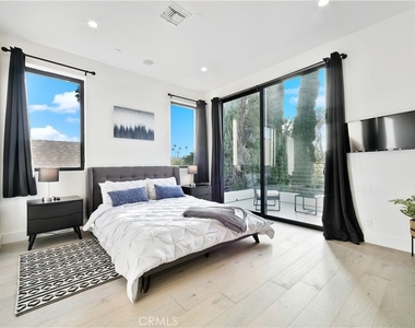 454 S Holt Avenue - Photo Thumbnail 4