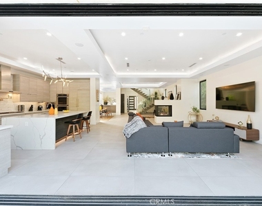 454 S Holt Avenue - Photo Thumbnail 5