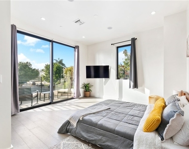 454 S Holt Avenue - Photo Thumbnail 8