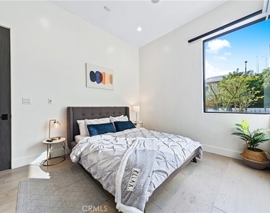 454 S Holt Avenue - Photo Thumbnail 2