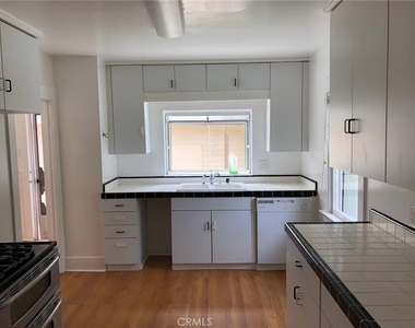 1085 Loma Drive - Photo Thumbnail 8