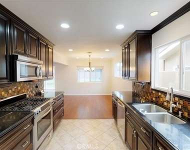 239 Albert Place - Photo Thumbnail 2