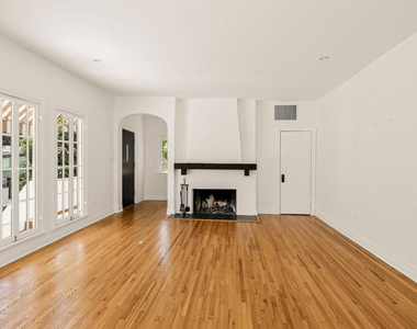1323 Indiana Avenue - Photo Thumbnail 7
