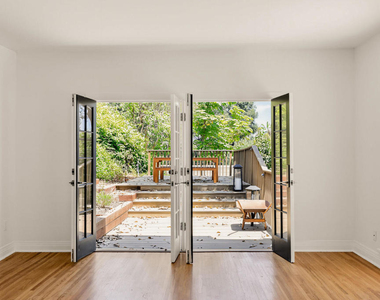 1323 Indiana Avenue - Photo Thumbnail 8