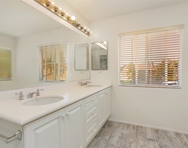 52 Willowhurst - Photo Thumbnail 9